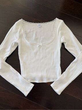 Garage Ribbed Scoop Neck Long Sleeves Cropped Shirt